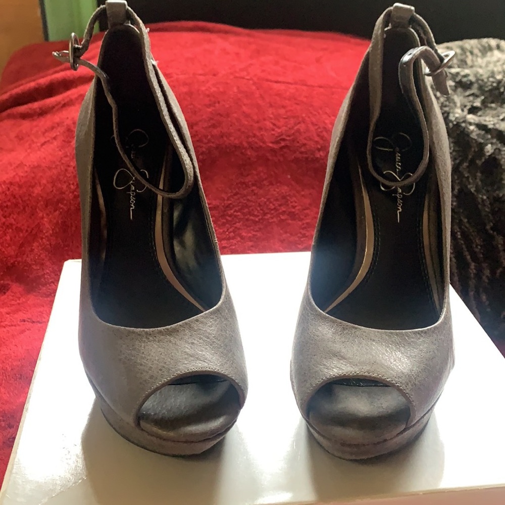 Ladies size 8M Jessica Simpsons gun smoke sandals
